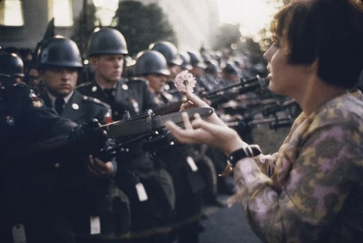 Девушка с цветком на фотографиях Марка Рибу, 1967 год.
На фото..0