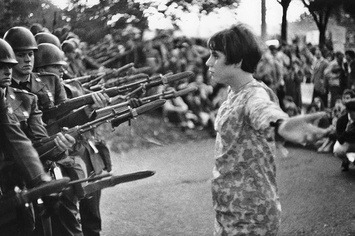 Девушка с цветком на фотографиях Марка Рибу, 1967 год.
На фото..5