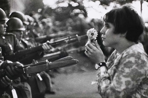 Девушка с цветком на фотографиях Марка Рибу, 1967 год.
На фото..1