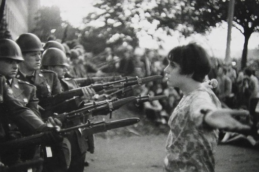 Девушка с цветком на фотографиях Марка Рибу, 1967 год.
На фото..4