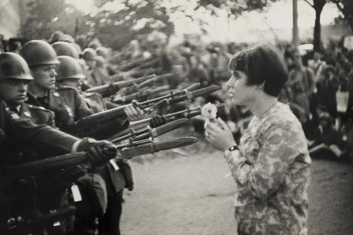 Девушка с цветком на фотографиях Марка Рибу, 1967 год.
На фото..2