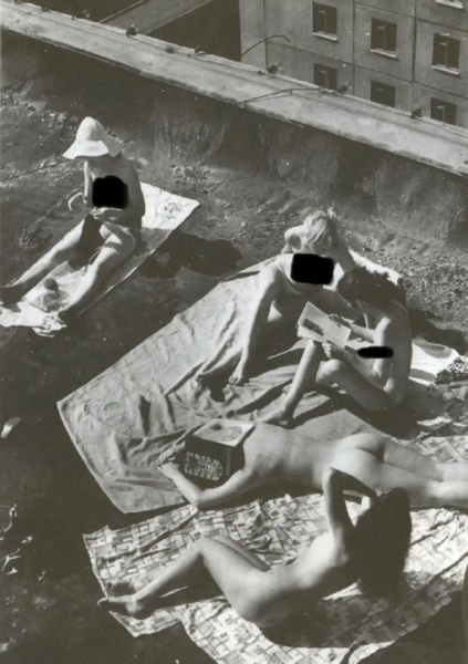 Девушки загорают на крыше многоэтажки . Челябинск,1977 г .

Автор..0