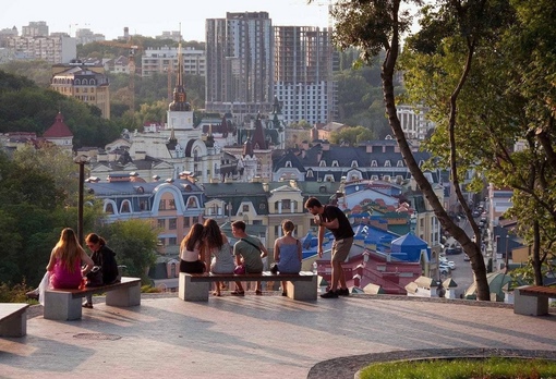 Киев, Воздвиженка. Две фотографии, снятые с одного места. Разница..1