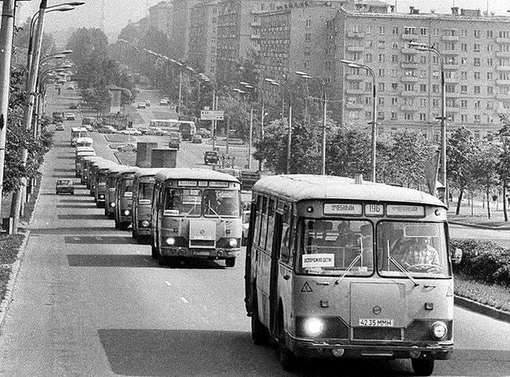 Колонна везёт детей в пионерский лагерь. Вот у родителей радости..0