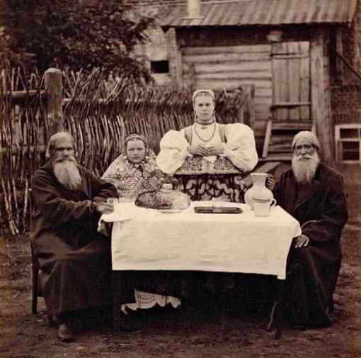 Крестьяне за накрытым столом, Нижний Новгород, 1870-е, фото — Жан..0