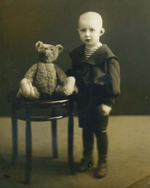 Мальчик с плюшевым медвежонком, 1915 год, Российская империя

Мы в..0