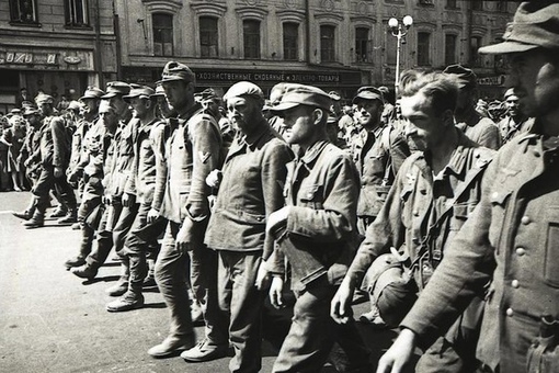 Немецкие солдаты маршируют по Москве...   17 июля 1944 года.

Мы в ТГ..1