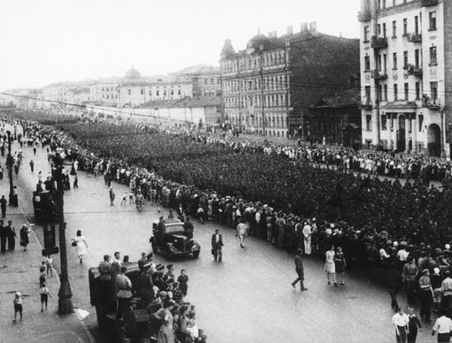 Немецкие солдаты маршируют по Москве...   17 июля 1944 года.

Мы в ТГ..2