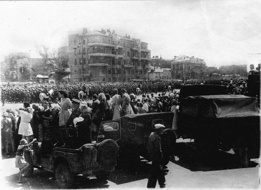 Немецкие солдаты маршируют по Москве...   17 июля 1944 года.

Мы в ТГ..3