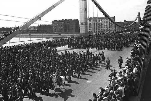 Немецкие солдаты маршируют по Москве...   17 июля 1944 года.

Мы в ТГ..6