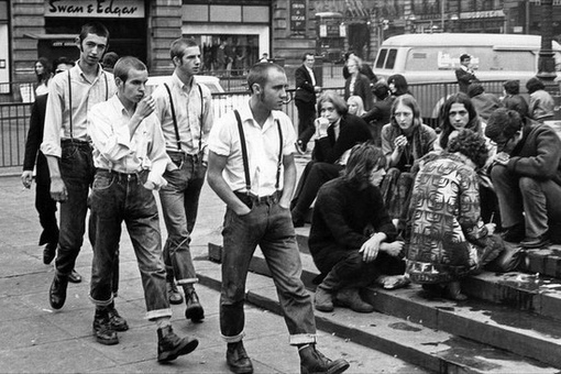 Скинхеды и хиппи... Лондон, Площадь Пикадилли, 1969 г.

Мы в ТГ..0