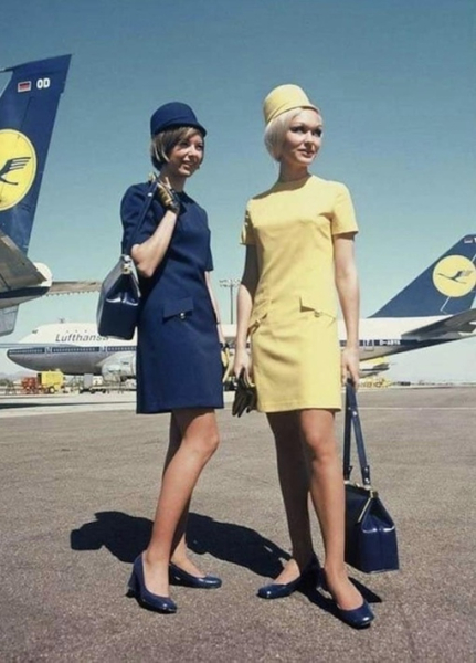 Униформа стюардесс немецкой авиакомпании Lufthansa, 1970-е годы.

Мы в..0