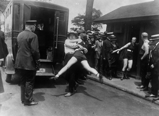 Женщин арестовывают в 1922 году за ношение непристойных купальных..0