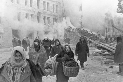 Жители Ленинграда покидают свои дома, разрушенные бомбёжкой, 10..0