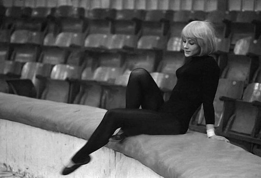 Акробатка Наталья Варлей на арене цирка. 1967 год. Фото Мирослава..0