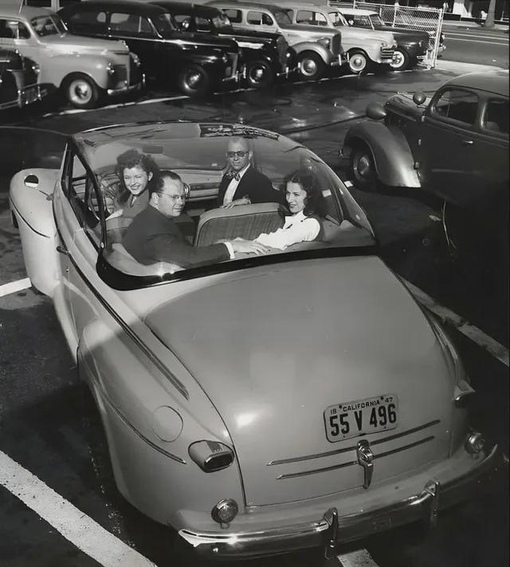 Автомобиль Ford со стеклянным верхом, 1947..0