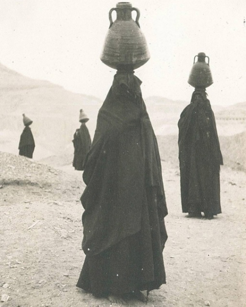 Берберки несут воду. Алжир , 1913 г..0