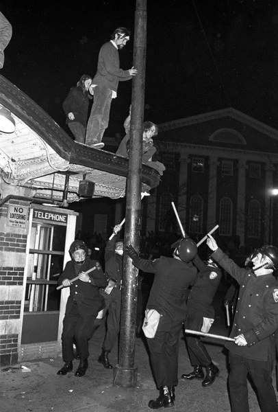 Беспорядки в студенческом городке Гарвардского университета.

 16..2