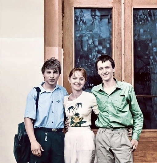 Буратино, Мальвина и Пьеро у входа во ВГИК. Фотография 1986..0