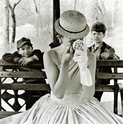 Девушка прихорашивается в Центральном парке, Нью-Йорк, 1955 год,..0