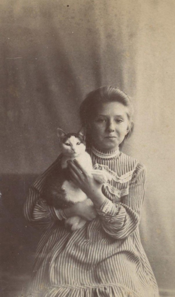 Девушка с котом. Муром. 1896..0