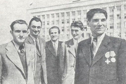 Группа ветеранов советского партизанского отряда . Ужгород , 1945 г..0