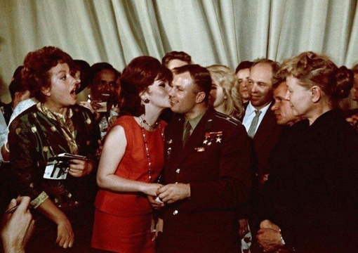 Итальянская киноактриса Джина Лоллобриджида и Юрий Гагарин, 1961..0