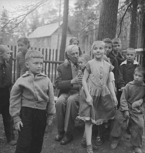 Корней Чуковский с детьми в Переделкино, 1959..0