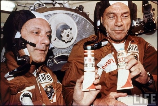 Космическая водка в тюбиках...

1975 г. стыковка..0