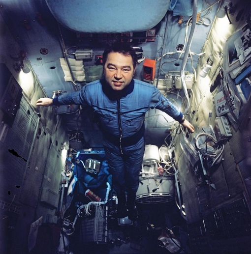 Космонавт Георгий Гречко на борту космического комплекса..0