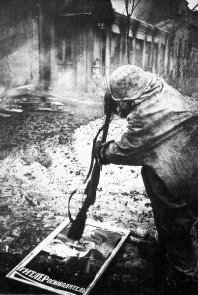 Красноармеец уничтожает нацисткий плакат . Гатчина , 1944 г .

Мы в..0