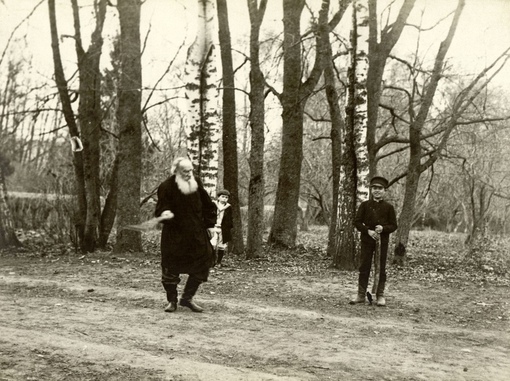 Лев Толстой за игрой в городки, 1909..0