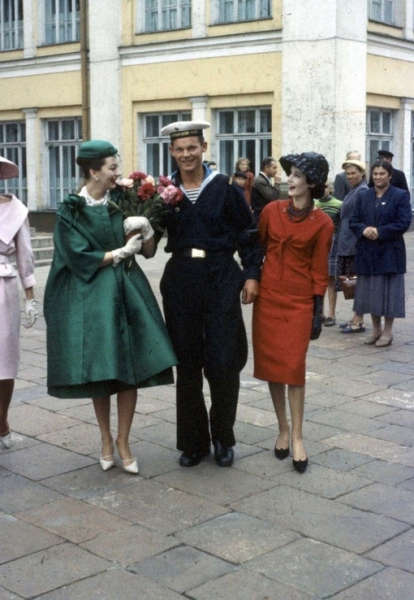 Модели Dior позируют с советским моряком . Москва , 1959 г.

Мы в ТГ..0