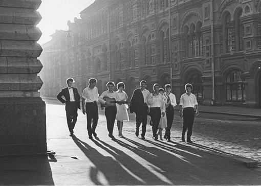Молодежь у ГУМа на рассвете, 1964 год.

Мы в ТГ..0