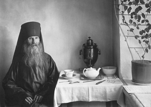 Монах Коневского монастыря в келье за чаем, фото — Карл Булла,..0
