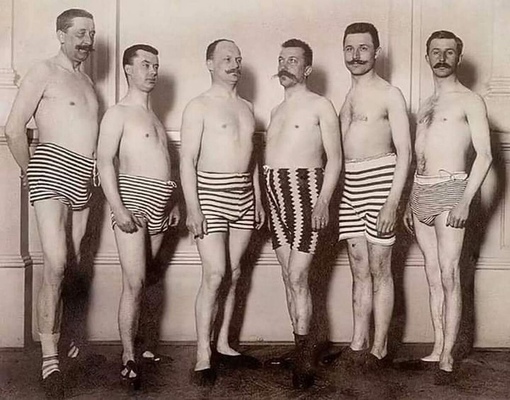 Мужчины в купальных нарядах, 1910-е..0