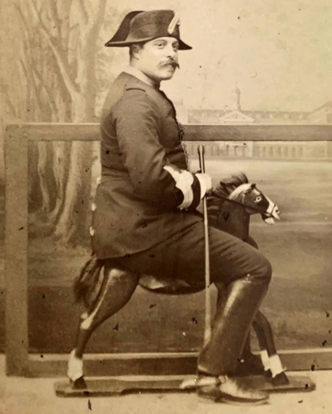 Мужчины в военной форме на игрушечных лошадках, 1870-е..0