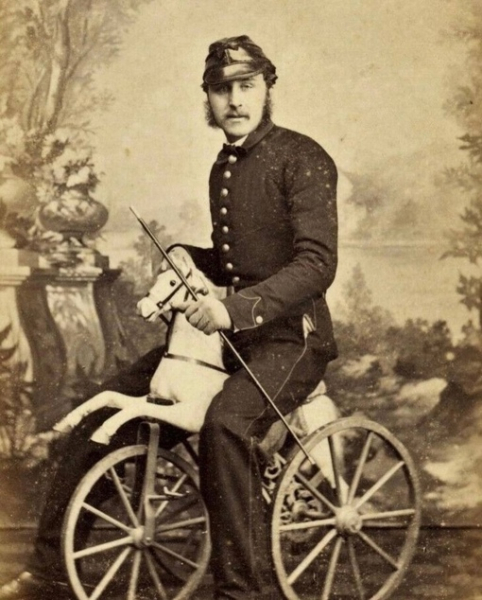 Мужчины в военной форме на игрушечных лошадках, 1870-е..1
