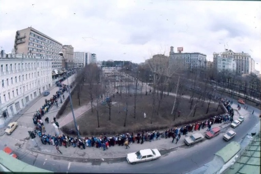 Очередь в первый советский Макдональдс. Москва , 1990 г .

Мы в ТГ..0