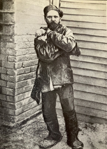 Один из жителей трущоб возле рынка на Хитровке . Москва , 1890-е .

Мы..0
