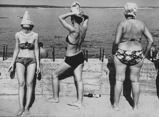 Отдыхающие на берегу Чёрного моря . СССР , 1980-е . 

Автор фото :..0