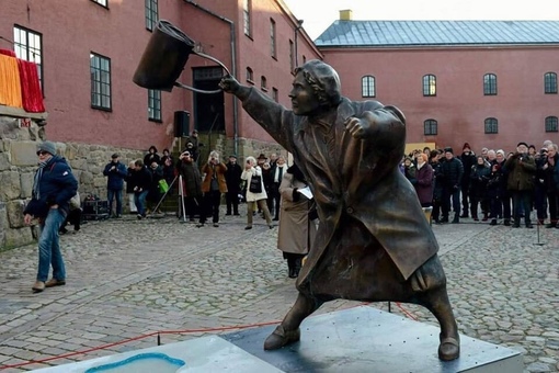 Памятник Дануте Даниэльссон в шведском городе Växjö .
Женщина..1