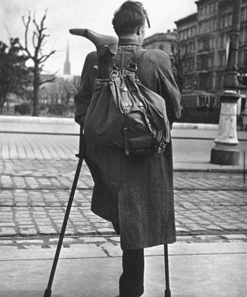 Пленный вернулся домой после репатриации . Вена , 1946 г..0