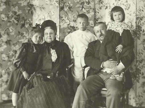 Портрет семьи Морозовых, 1897 — 1898..0