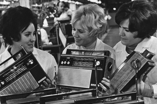 Работницы радиозавода демонстрируют продукцию, 1970–е годы,..0
