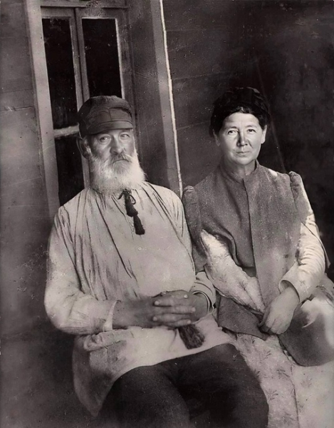 Родители Антона Павловича Е.Я. и П.Е. Чеховы на веранде дома. 1892..0