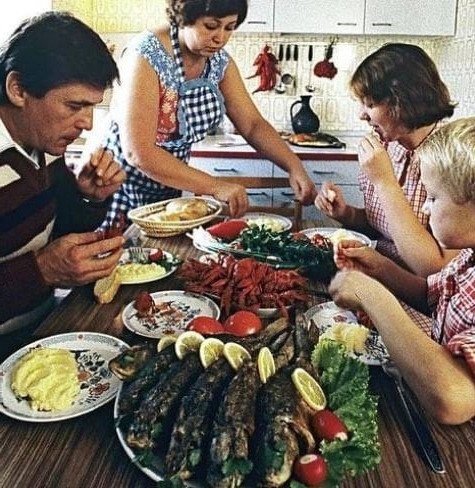 Семейный обед на Кубани.
1984 год.

Мы в ТГ..0