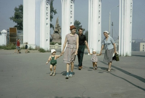 Семья на прогулке в ЦПКиО Иркутска, 1964

Мы в ТГ..0