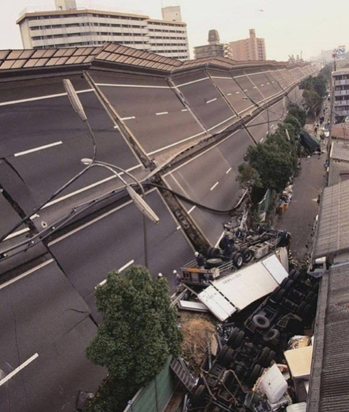 Шоссе после 7-бального землятресения . Япония , 1995 г .

Мы в ТГ..0