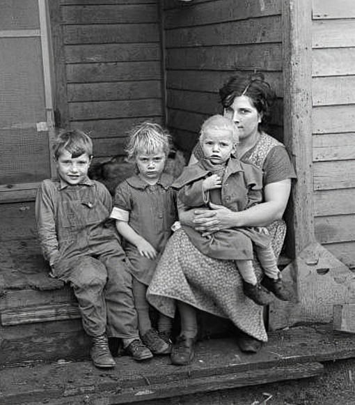 США, Айова, 1936 год...
Подпись:
Миссис Теодор Эйкхольт и трое ее..0